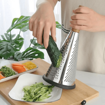 Papa prépare salade avec rape a fromage bellgrate