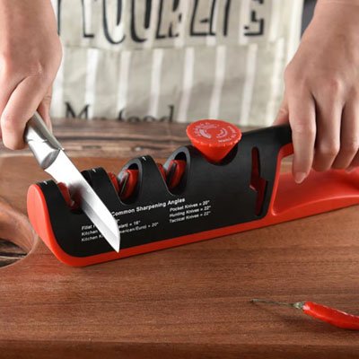 Aiguiseur de couteaux avec poignée ergonomique