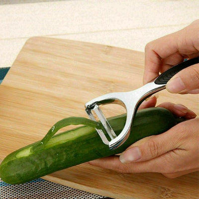 Chef fait tranche mince avec eplucheur 