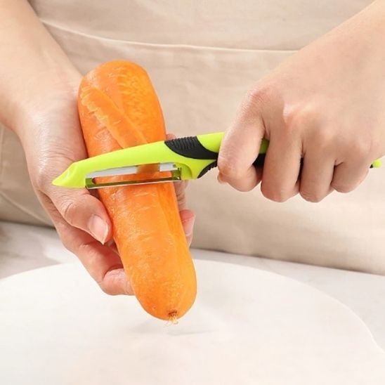 Chef pèle carottes facilement avec eplucheur 