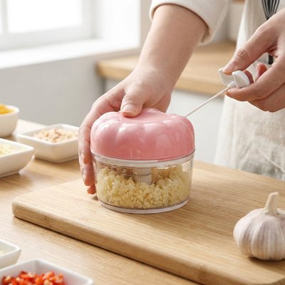 Mini hachoir manuel reduit les dechets et contribue a une cuisine plus durable
