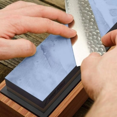 Pierre à aiguiser avec un guide d'angle